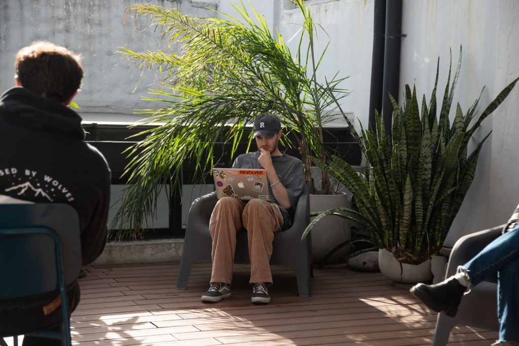 Una persona disfruta de trabajar al aire libre en la terraza de La Maquinita Coworking en Villa Crespo