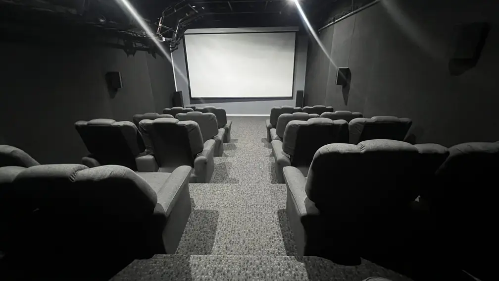 pantalla y butacas de la sala de cine en alquiler para eventos corporativos en Palermo, Buenos Aires. La Maquinita Co