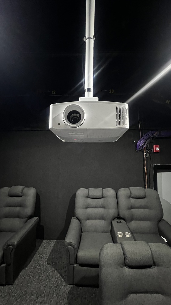 proyector de la sala de cine en alquiler en el coworking de Palermo, Buenos Aires