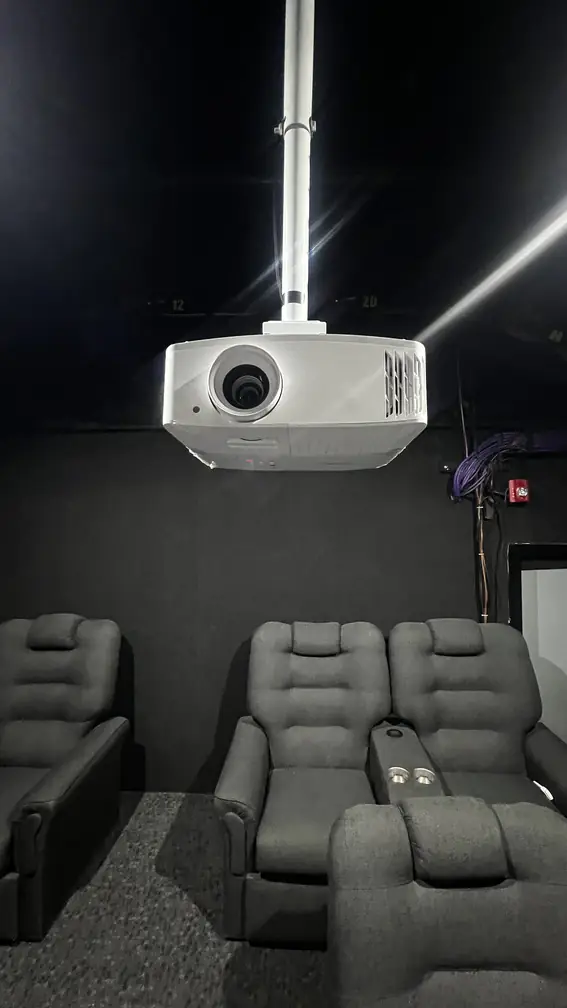 proyector de la sala de cine en alquiler en el coworking de Palermo, Buenos Aires