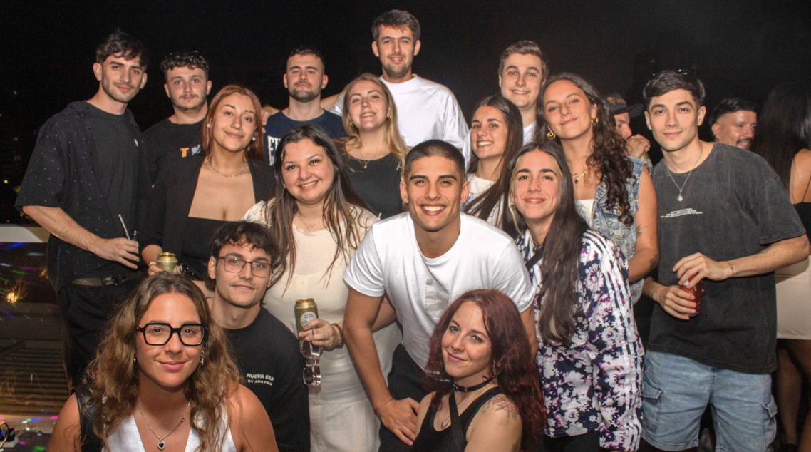 grupo de personas posando en la despedida de fin de año 2024