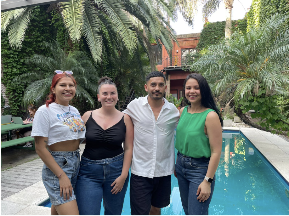 4 personas posando junto a la pileta del cowork de palermo