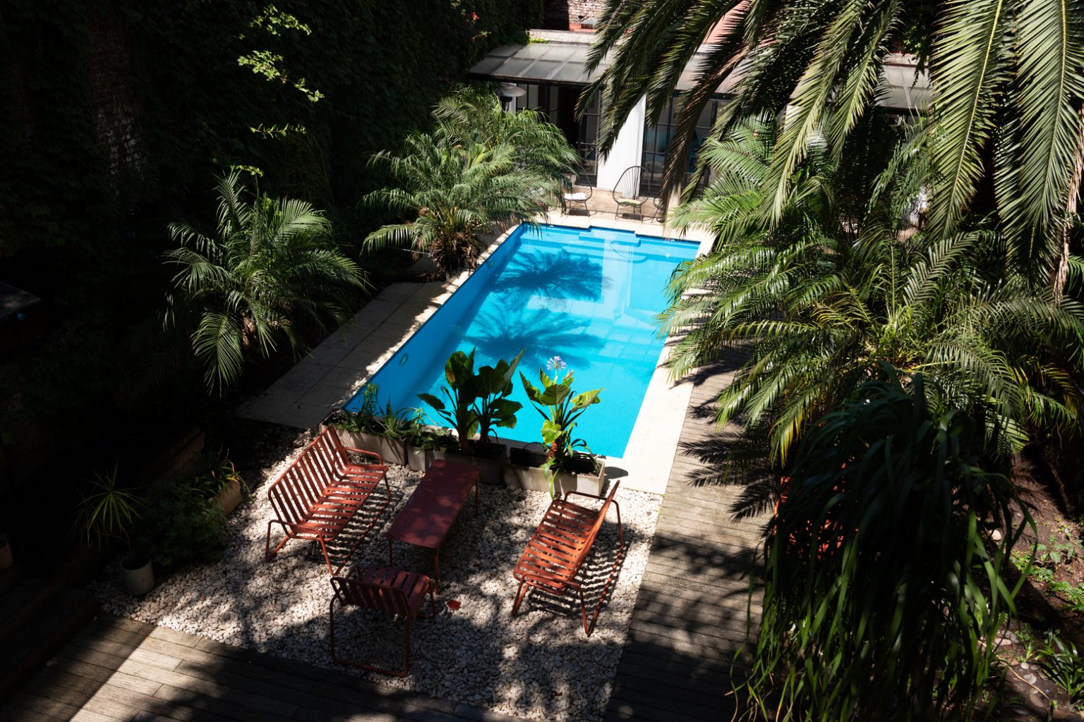 espacio de cowork con pileta para uso de los clientes