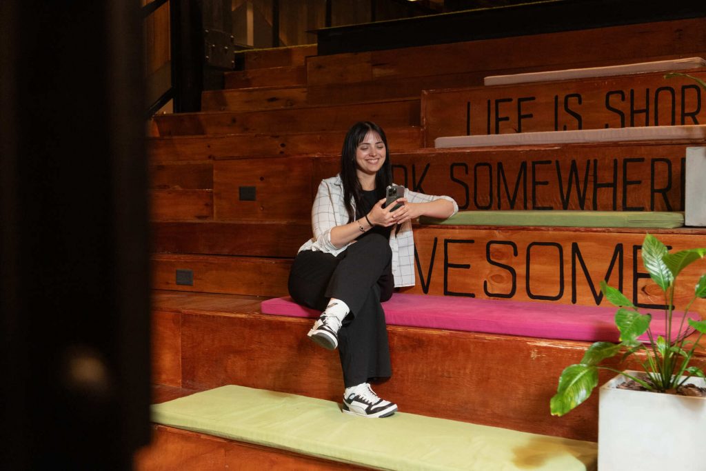 Mujer descansando en en la sede de coworking de Microcentro