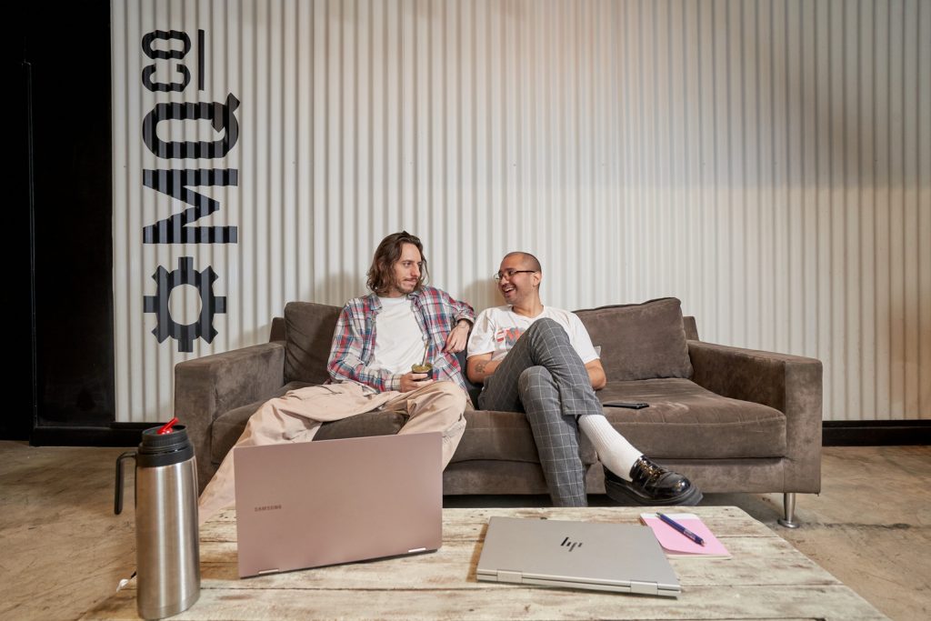 amigos en trabajo, de la comunidad Maquinera de Soho