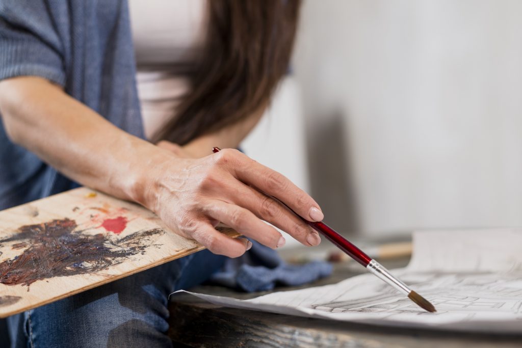 Persona en su veta de arte practicando el hobby de la pintura
