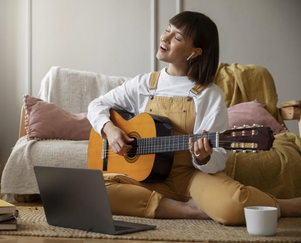 Una jiven tocando la guitarra como hobbie